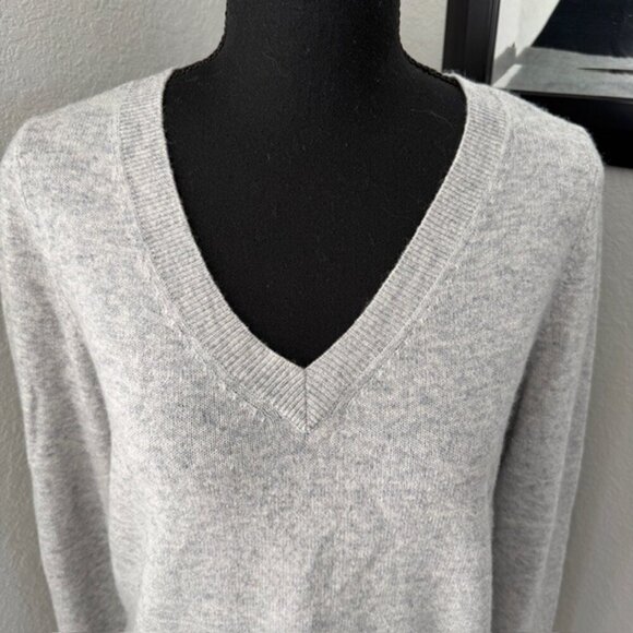 APT 9 100% Cashmere Light Heather Gray V Neck Tunic Sweater Medium - Picture 6 of 11